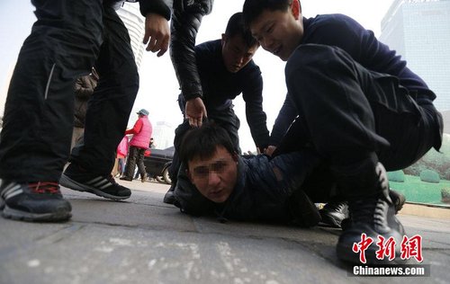 实拍青岛火车站便衣警察抓捕嫌犯_财经_腾讯网