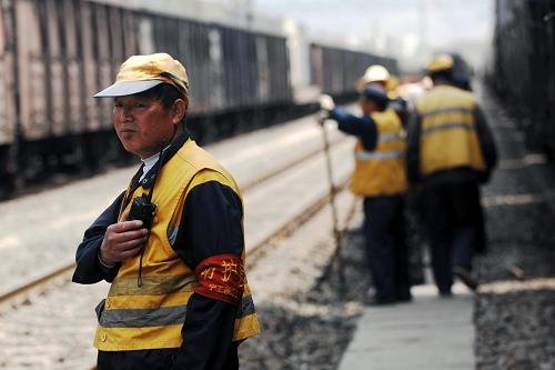 青藏铁路公司的养路工:坚守在岗位的劳动者