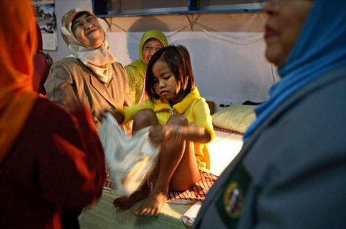 残忍陋习:印尼女孩割礼(组图)