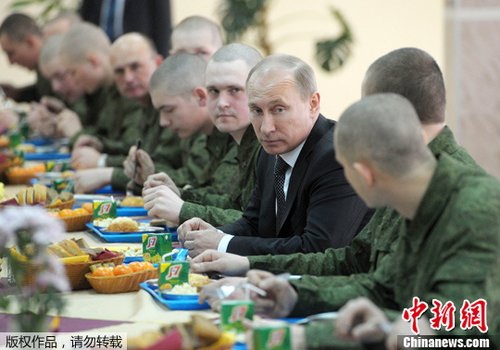 普京考察试吃部队伙食 与士兵同席用餐显亲切