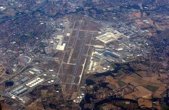 届时在巴黎图卢兹机场是空客公司飞机装配与试飞地 12月4日,法国