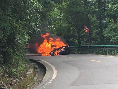 法拉利敞篷跑车山路上自燃 司机称才买两月