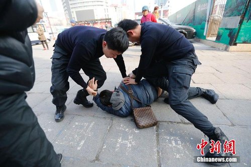 实拍青岛火车站便衣警察抓捕嫌犯