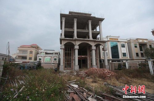 2014年11月17日,广东陆丰,村子豪宅很多,"雷霆扫毒"行动后一些工程