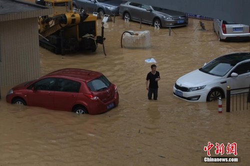 广东惠州暴雨袭城 多条街道被淹