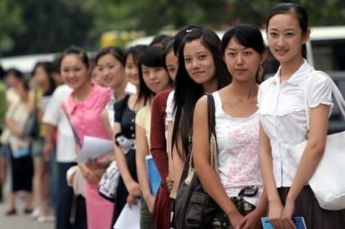 头等舱空姐的收入秘密_空姐的月收入