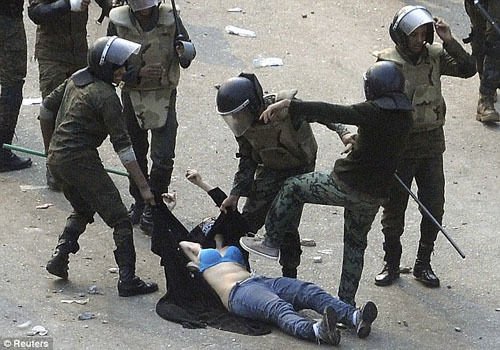 希拉里谴责埃及军警凌辱妇女