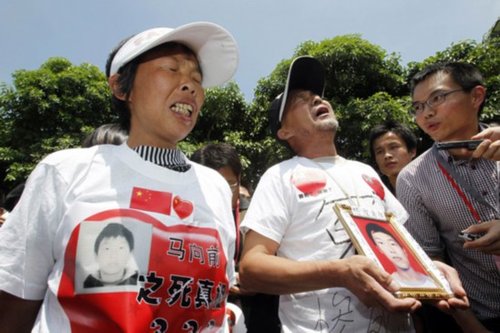 5月26日,深圳富士康厂外,富士康半年来"11跳"的首位遇难员工马向前