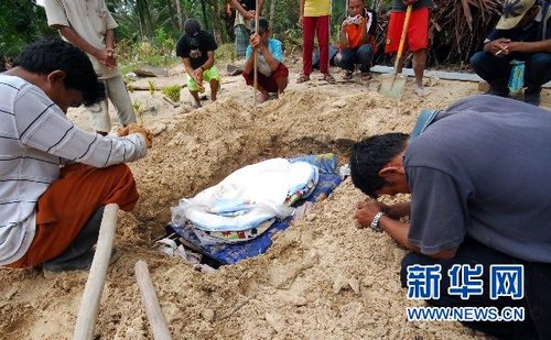 印尼海啸灾区见闻:物资极度匮乏(组图)_财经_腾讯网