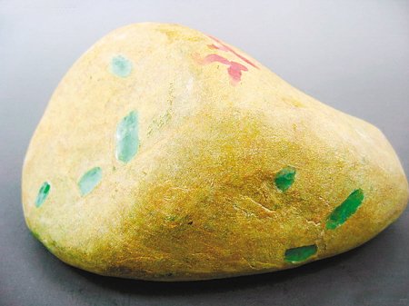 近日翡翠价格节节攀升原石收藏谨防赌石陷阱