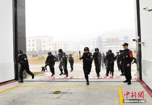 四川省川北监狱举行处置狱内突发事件演练