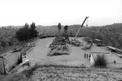 陕北油田漏油事件频发 有村民坐等泄漏要补偿