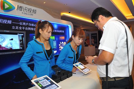 图文:嘉宾参观腾讯视频展台