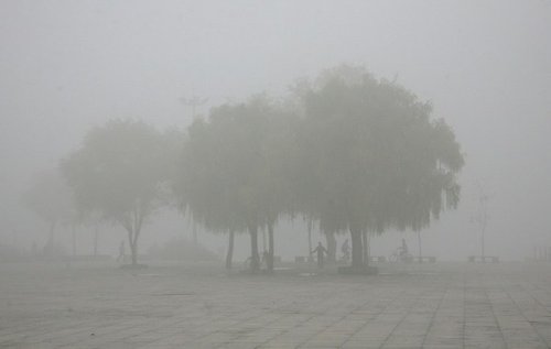 东北三省深陷大雾 几乎伸手不见五指