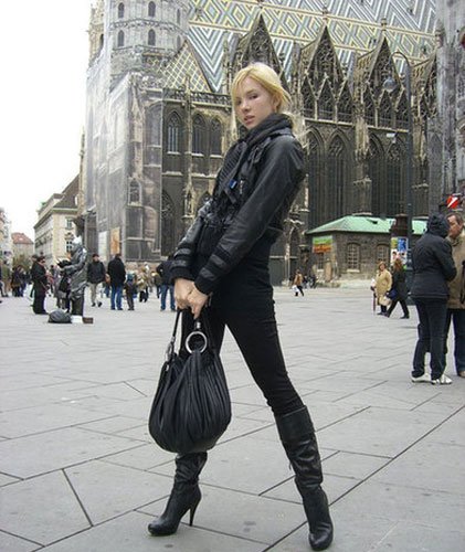 24岁美女地铁上演柔软术 组图