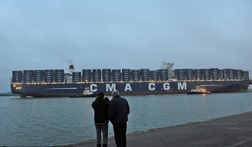 世界最大集装箱货船完成处女航 满载圣诞礼品