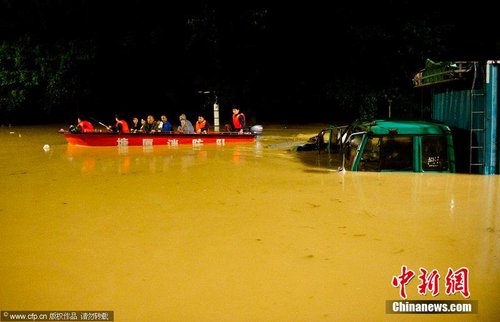 广东东莞塘厦暴雨水浸 水深1米多