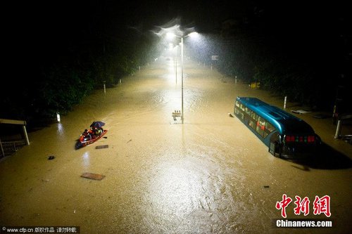 广东东莞塘厦暴雨水浸 水深1米多