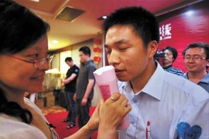 白领<em>相亲</em> <em>闻香识女人</em>_财经_腾讯网