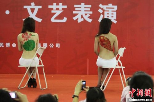 民间艺博会长春开幕 模特身上创作传统年画