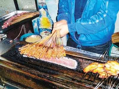 媒体曝黑心烧烤摊烤肉内幕:烂肉加嫩肉粉成鲜