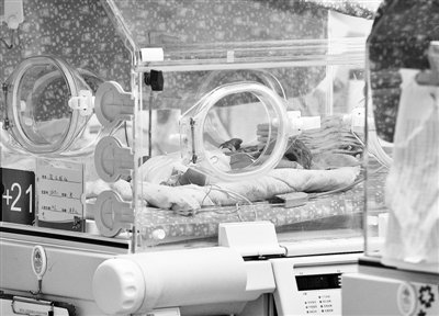 连日来,一则关于"泉州12天婴儿疑被医院保温箱烤死"的新闻经过网络