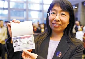 11月12日,领到10年美国签证的中国申请人签证处展示新签证.新华