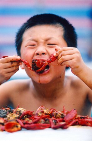 上海小龙虾市场坚称没用洗虾粉