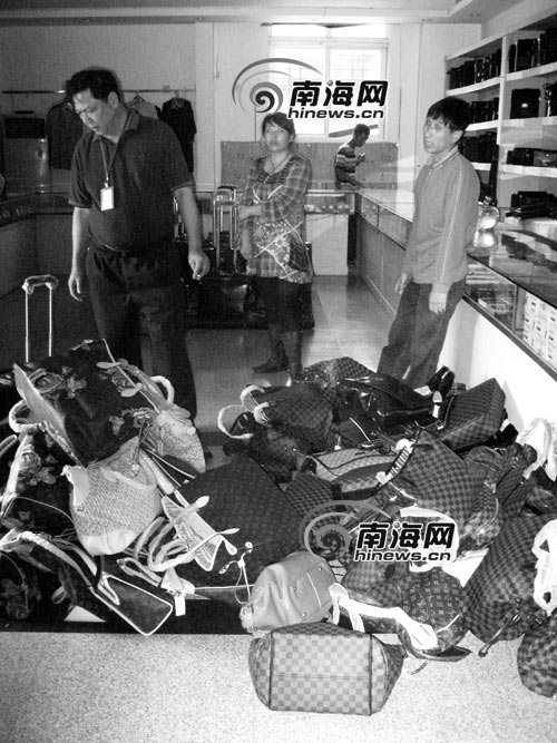 三亚冒牌免税店卖假货 向导带游客购物拿回扣