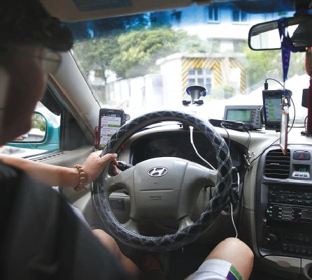 出租车装手机+充电宝+WiFi+蓝牙耳机 的哥月入