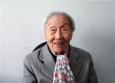 88岁老人执着儿童公益