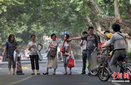 英语高考听力考试 南京考生家长上路指挥交通