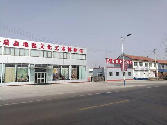 近年来,在经济萧条,以及欧美品牌纷纷将各类代工厂搬至东南亚的大环境下,死掉的民营工厂不计其数。譬如瑞鑫曾经的竞争对手,规模更大的潍坊地毯厂就已经宣布倒闭。