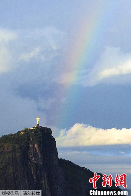 巴西耶稣雕像上空出现彩虹 堪称神迹