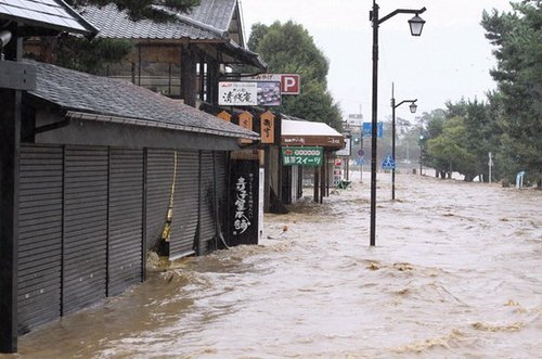 直击日本台风过境 各地灾情频发(组图)