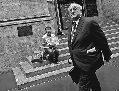 美国贫富差距创新高 工薪阶层收入持续缩水