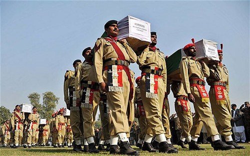 巴基斯坦为死于北约空袭的士兵举行葬礼(图)