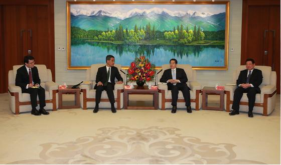 公安部部长郭声琨3月6日在北京会见了香港特别行政区行政长官梁振英。