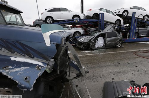 美国暴雪天气致30多辆车连环相撞 已有3人死亡