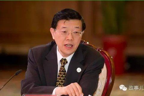 今年2月接受媒体采访时,李伟表示:2016年国际经济走势变数加大。预计全球经济增速从2014年的3.3%下降到2015年的3.1%。据世界银行最新预测,2015年全球经济增长2.4%,2016年增速将小幅回升至2.9%,但低于去年6月的预测值。