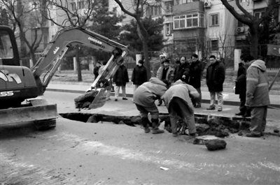 昨日,上地南路一处路面发生塌陷,致地下燃气管道泄漏.实习生 刘梦 摄