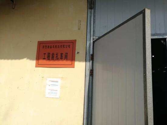 如果你靠近毯面,那些远处听起来时高时低的轰鸣,就会变成像缝纫机踏板一样密集的咔嚓咔嚓声,击打出的细碎浮毛也同时散入空气中,被吸入工人的鼻腔里。