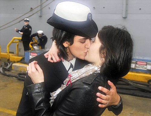 美海军<em>女同性恋</em>情侣当众接吻(图)_财经_腾讯网