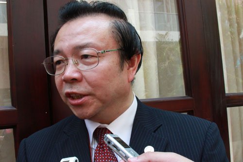 图文:中国华融资产公司总裁赖小民接受采访