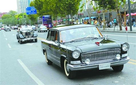 50余辆经典老式汽车掀怀旧风 国宝级红旗老爷车现身