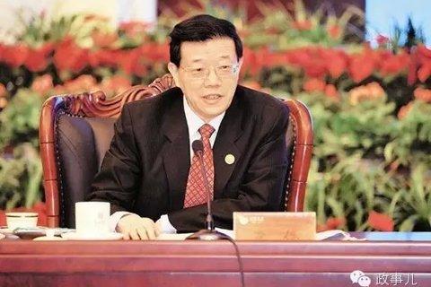 李伟最近也谈到了供给侧结构性改革:随着外部需求收缩和国内传统消费需求饱和,我国大量传统产业出现严重产能过剩,存量供给远远超过市场需求。随着居民生活水平提高,人民对各类消费需求的性价比、安全、质量等要求明显提高,而消费品供给规模有余而品质不足。随着消费升级明显加快,日益向个性化、高端化、服务化发展,新的需求很多,但有效供给却跟不上。