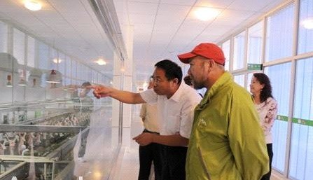 国家登山队队长王勇峰体验小肥羊全产业链