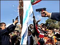 在德黑兰的伊朗示威者焚烧以色列国旗