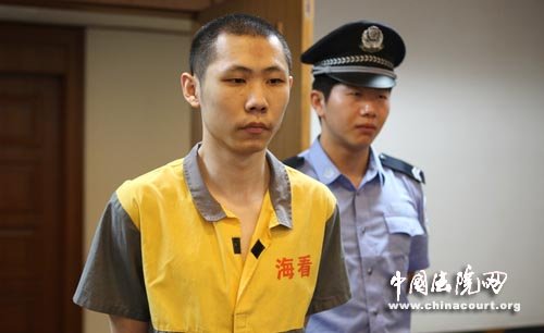 儿子透支庭上哭求父还钱 父亲指责银行不尽责