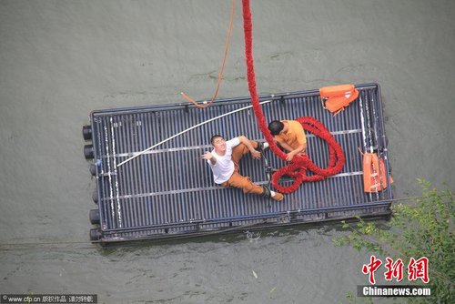 延参法师带弟子到三峡玩蹦极